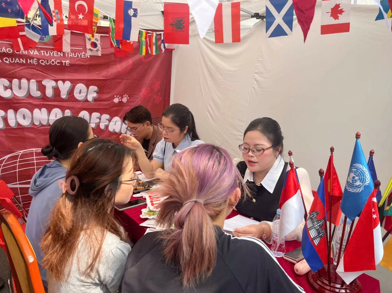 Sinh viên có cơ hội lắng nghe tư vấn nghề nghiệp từ đại diện doanh nghiệp tại AJC Job Fair 2026. (Ảnh: Liên Thảo Linh)