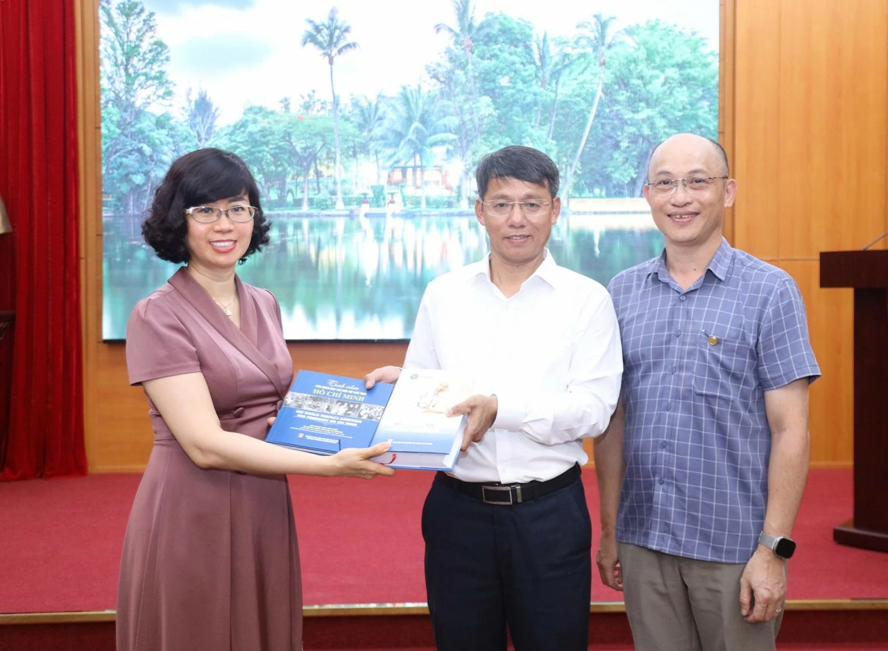 đồng chí Lê Thị Hồng Vân, Ủy viên Ban Chấp hành Đảng bộ Bộ Ngoại giao, Cục trưởng Cục Ngoại vụ và Ngoại giao văn hóa đại diện 