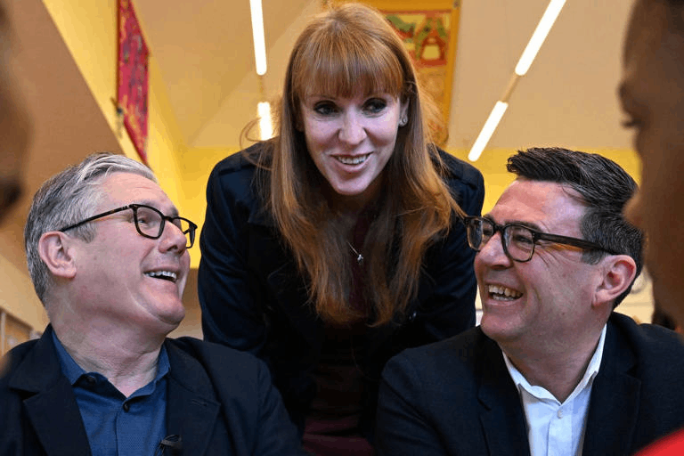 Thủ tướng Anh Keir Starmer (ngoài cùng bên trái) cùng Thị trưởng Manchester Andy Burnham trong một sự kiện tại trường tiểu học ở Ashton-under-Lyne hồi tháng 4/2026. (Nguồn: MSN)