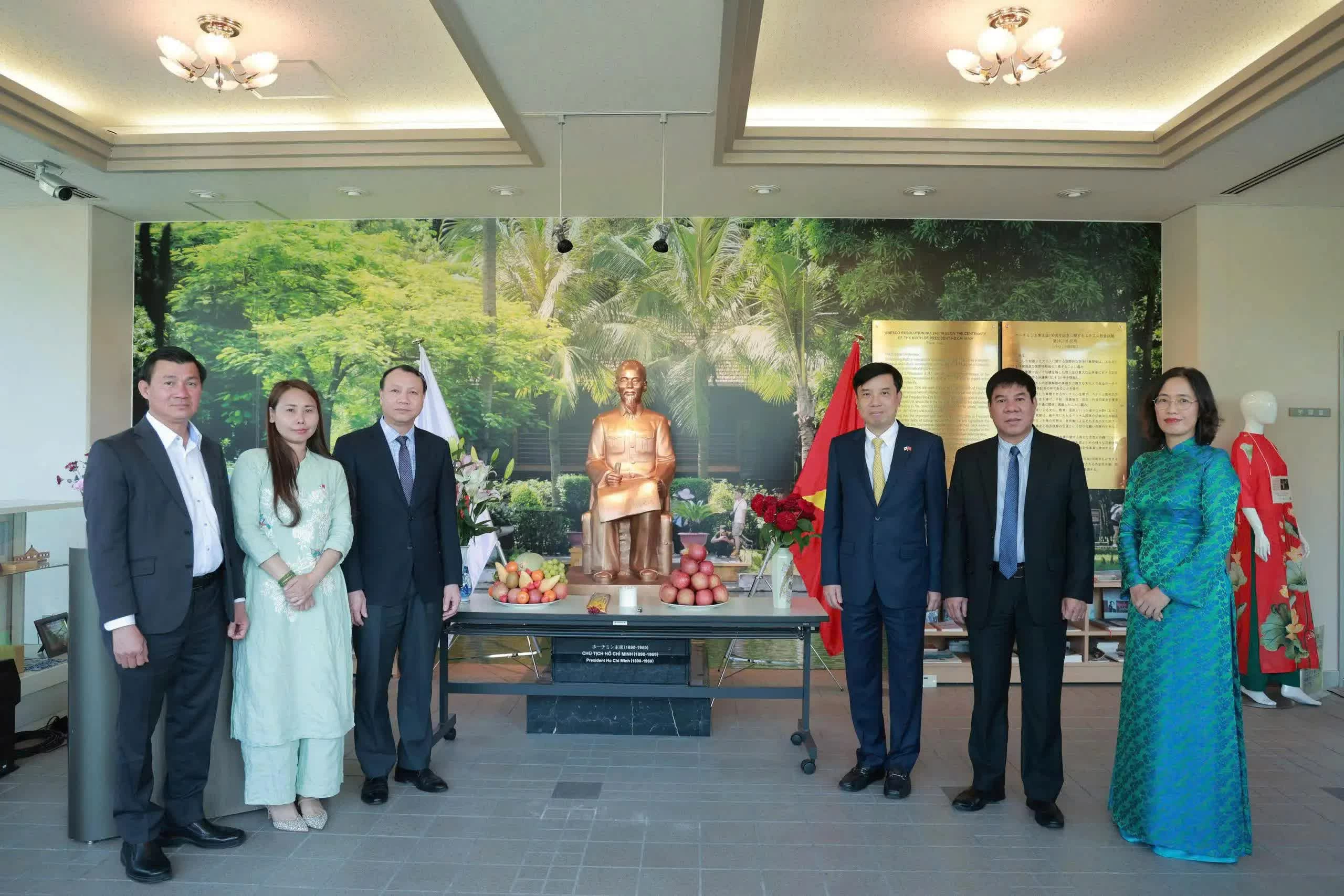 Kiều bào Nhật Bản thành kính dâng hương kỷ niệm 136 năm ngày sinh Chủ tịch Hồ Chí Minh Kiều bào Nhật Bản thành kính dâng hương kỷ niệm 136 năm ngày sinh Chủ tịch Hồ Chí Minh