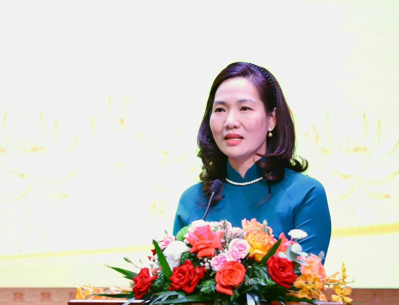 Đồng chí Nguyễn Thị Hạnh, Phó Chủ tịch UBND tỉnh Quảng Ninh báo cáo tổng kết quá trình xây dựng hồ sơ khoa học Quần thể Di tích và danh thắng Yên Tử - Vĩnh Nghiêm - Côn Sơn, Kiếp Bạc trình UNESCO công nhận là Di sản thế giới.