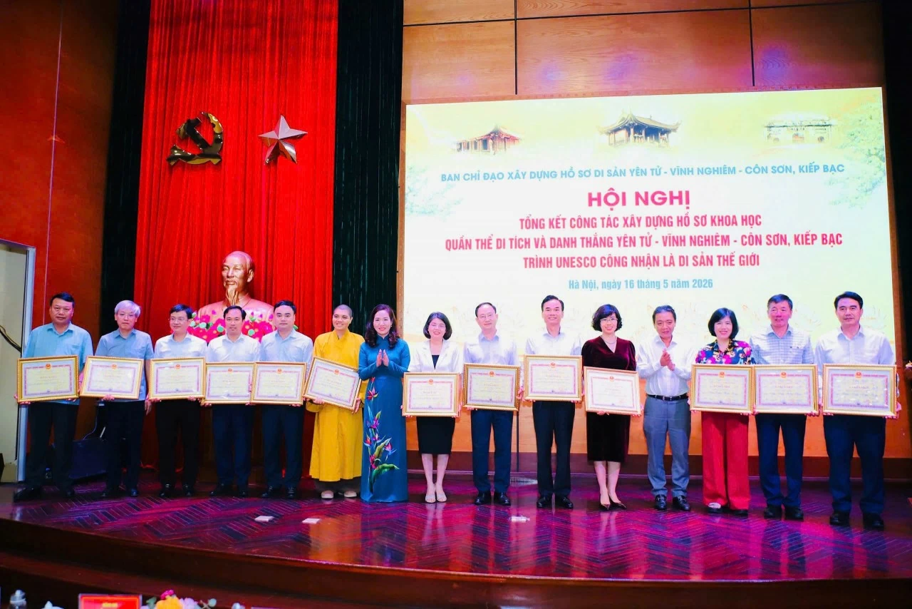 Các tập thể, cá nhân nhận Bằng khen của Thủ tướng Chính phủ và Chủ tịch UBND tỉnh Quảng Ninh vì có thành tích xuất sắc trong xây dựng, bảo vệ hồ sơ Di sản thế giới Yên Tử - Vĩnh Nghiêm - Côn Sơn, Kiếp Bạc.