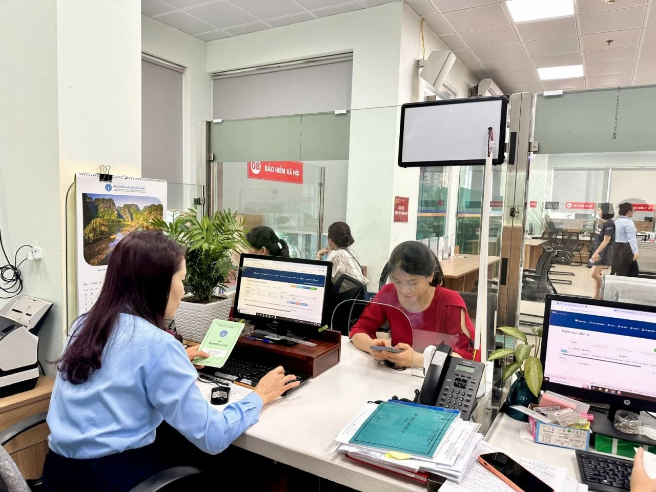 Giải quyết thủ tục hành chính BHXH. (Nguồn: TTXVN)