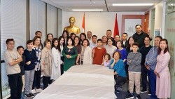 Kỷ niệm 136 năm ngày sinh của Chủ tịch Hồ Chí Minh tại Vancouver, Canada