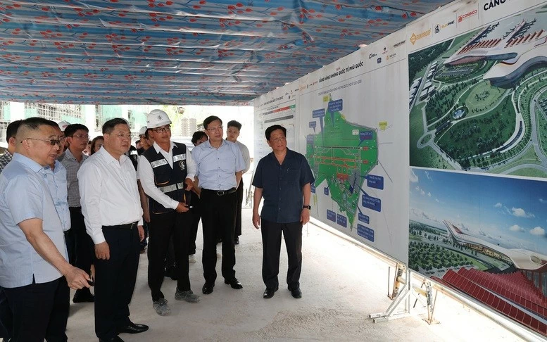 Phó Thủ tướng Thường trực Chính phủ Phạm Gia Túc nghe báo cáo về tiến độ dự án đầu tư mở rộng đường tỉnh ĐT.975. (Nguồn: VGP) Phó Thủ tướng Thường trực Chính phủ Phạm Gia Túc nghe báo cáo về tiến độ dự án đầu tư mở rộng đường tỉnh ĐT.975. (Nguồn: VGP)