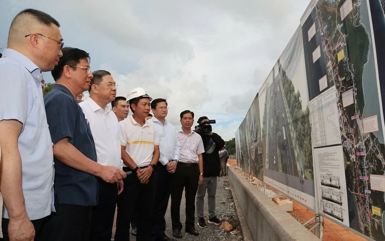 Phó Thủ tướng Thường trực Chính phủ Phạm Gia Túc nghe báo cáo về tiến độ dự án đầu tư mở rộng đường tỉnh ĐT.975. (Nguồn: VGP)