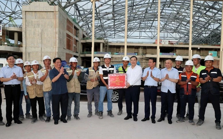 Phó Thủ tướng Thường trực Chính phủ Phạm Gia Túc tặng quà cán bộ, kỹ sư, người lao động đang thi công dự án Trung tâm tổ chức Hội nghị APEC. (Nguồn: VGP) Phó Thủ tướng Thường trực Chính phủ Phạm Gia Túc tặng quà cán bộ, kỹ sư, người lao động đang thi công dự án Trung tâm tổ chức Hội nghị APEC. (Nguồn: VGP)