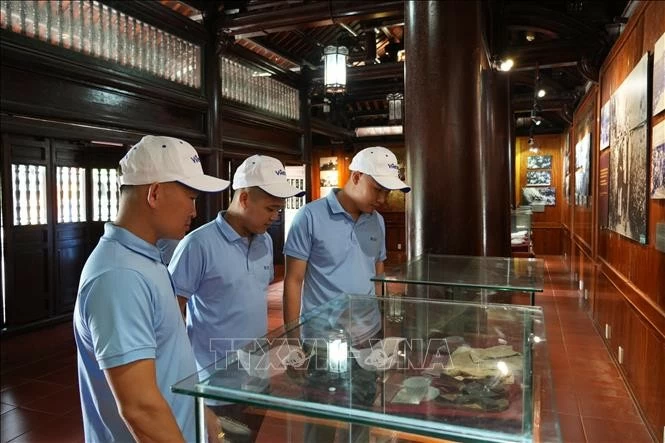 Du khách tham quan, tìm hiểu về các kỷ vật của Chủ tịch Hồ Chí Minh tạo Khu di tích Kim Liên. (Nguồn: TTXVN)