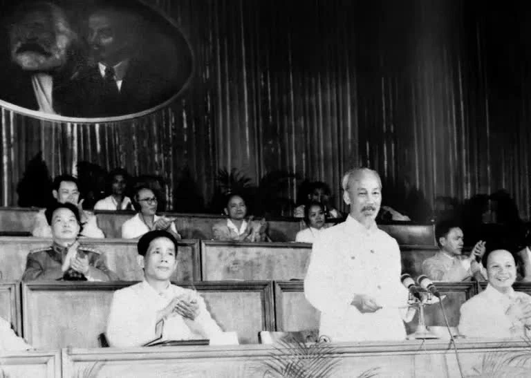 Ánh sáng Hồ Chí Minh soi đường cho chúng ta đi Ánh sáng Hồ Chí Minh soi đường cho chúng ta đi