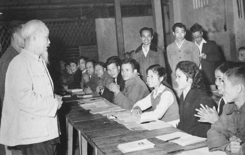 Ánh sáng Hồ Chí Minh soi đường cho chúng ta đi