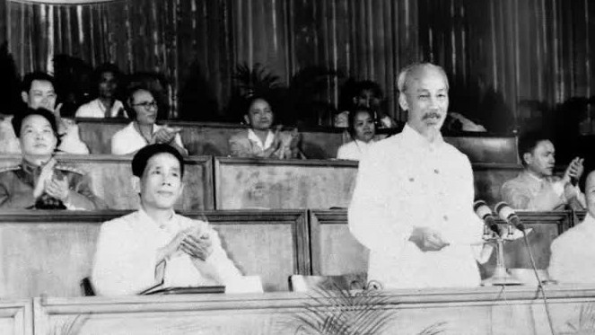Ánh sáng Hồ Chí Minh soi đường cho chúng ta đi