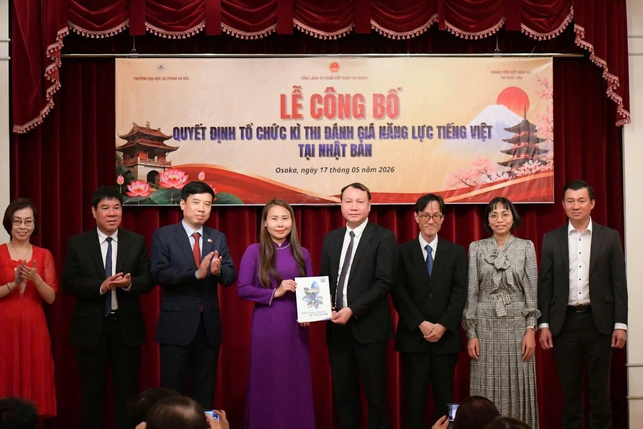 Trao quyết định thành lập hội đồng thi