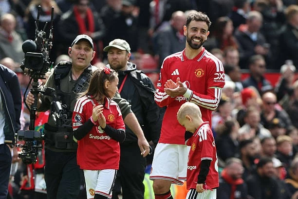 Bruno Fernandes có pha kiến tạo thứ 20 trong mùa giải 2025/26, qua đó san bằng kỷ lục của Thierry Henry và Kevin De Bruyne.