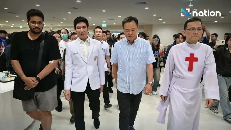 Thủ tướng Thái Lan Anutin Charnvirakul tới bệnh viện thăm các nạn nhân trong vụ tai nạn tàu hỏa - xe buýt nghiêm trọng ở Bangkok. (Nguồn: Nation Thailand)