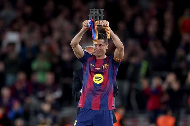 Khoảnh khắc Lewandowski rơi lệ, khép lại hành trình tại Camp Nou Khoảnh khắc Lewandowski rơi lệ, khép lại hành trình tại Camp Nou