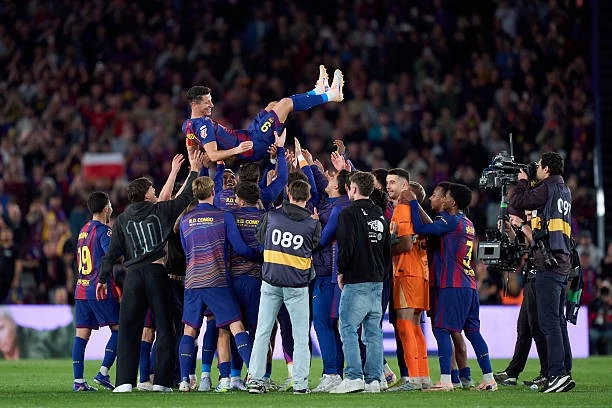 Khoảnh khắc Lewandowski rơi lệ, khép lại hành trình tại Camp Nou