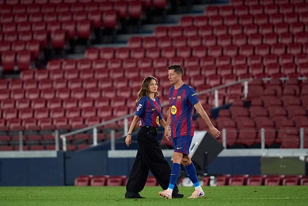 Khoảnh khắc Lewandowski rơi lệ, khép lại hành trình tại Camp Nou Khoảnh khắc Lewandowski rơi lệ, khép lại hành trình tại Camp Nou