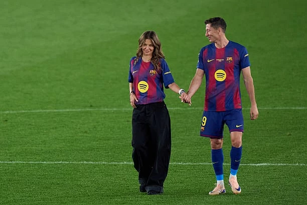 Khoảnh khắc Lewandowski rơi lệ, khép lại hành trình tại Camp Nou Khoảnh khắc Lewandowski rơi lệ, khép lại hành trình tại Camp Nou