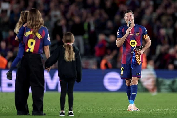 Khoảnh khắc Lewandowski rơi lệ, khép lại hành trình tại Camp Nou Khoảnh khắc Lewandowski rơi lệ, khép lại hành trình tại Camp Nou