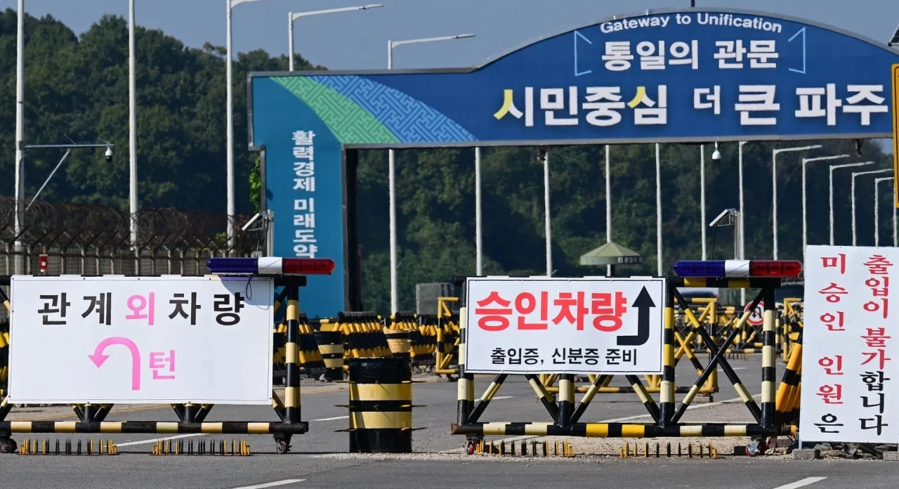 Các rào chắn trên Cầu Thống nhất tại Paju, tỉnh Gyeonggi. (Nguồn: Yonhap)