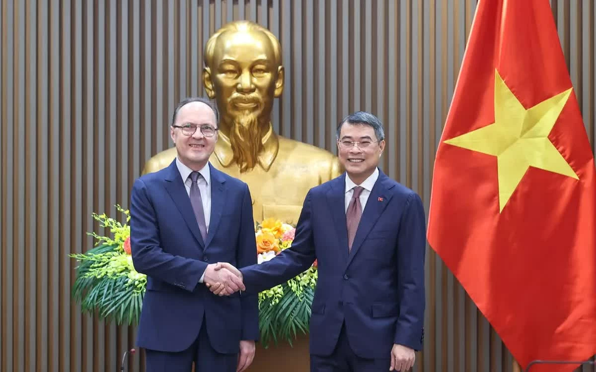 Thủ tướng Chính phủ Lê Minh Hưng tiếp Đại sứ Đặc mệnh toàn quyền Liên bang Nga tại Việt Nam Gennady Bezdetko - Ảnh: VGP/Nhật Bắc
