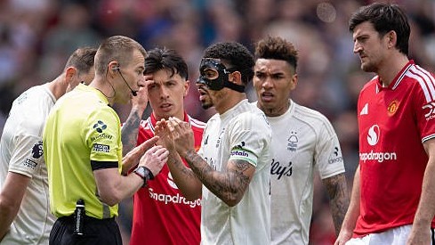 Trọng tài Ngoại hạng Anh xin lỗi vì công nhận bàn thắng của Man Utd