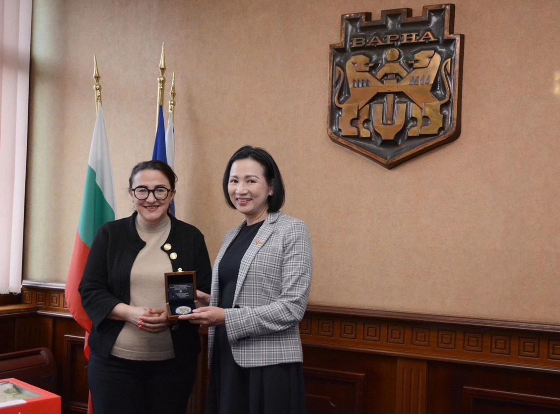 Đại sứ Việt Nam tại Bulgaria thúc đẩy hợp tác địa phương, giáo dục, doanh nghiệp tại Shumen và Varna Đại sứ Việt Nam tại Bulgaria thúc đẩy hợp tác địa phương, giáo dục, doanh nghiệp tại Shumen và Varna