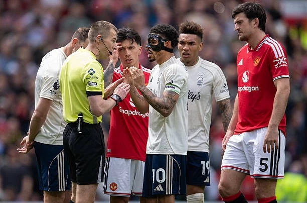 Trọng tài Ngoại hạng Anh xin lỗi vì công nhận bàn thắng của Man Utd
