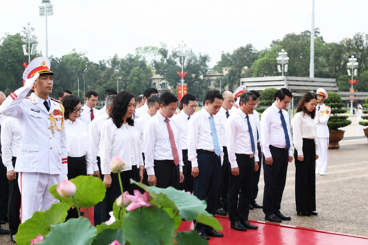 Đoàn đại biểu Bộ Ngoại giao cúi đầu bày tỏ lòng biết ơn vô hạn, thành kính tưởng nhớ công lao to lớn của Chủ tịch Hồ Chí Minh. (Ảnh: Thành Long)