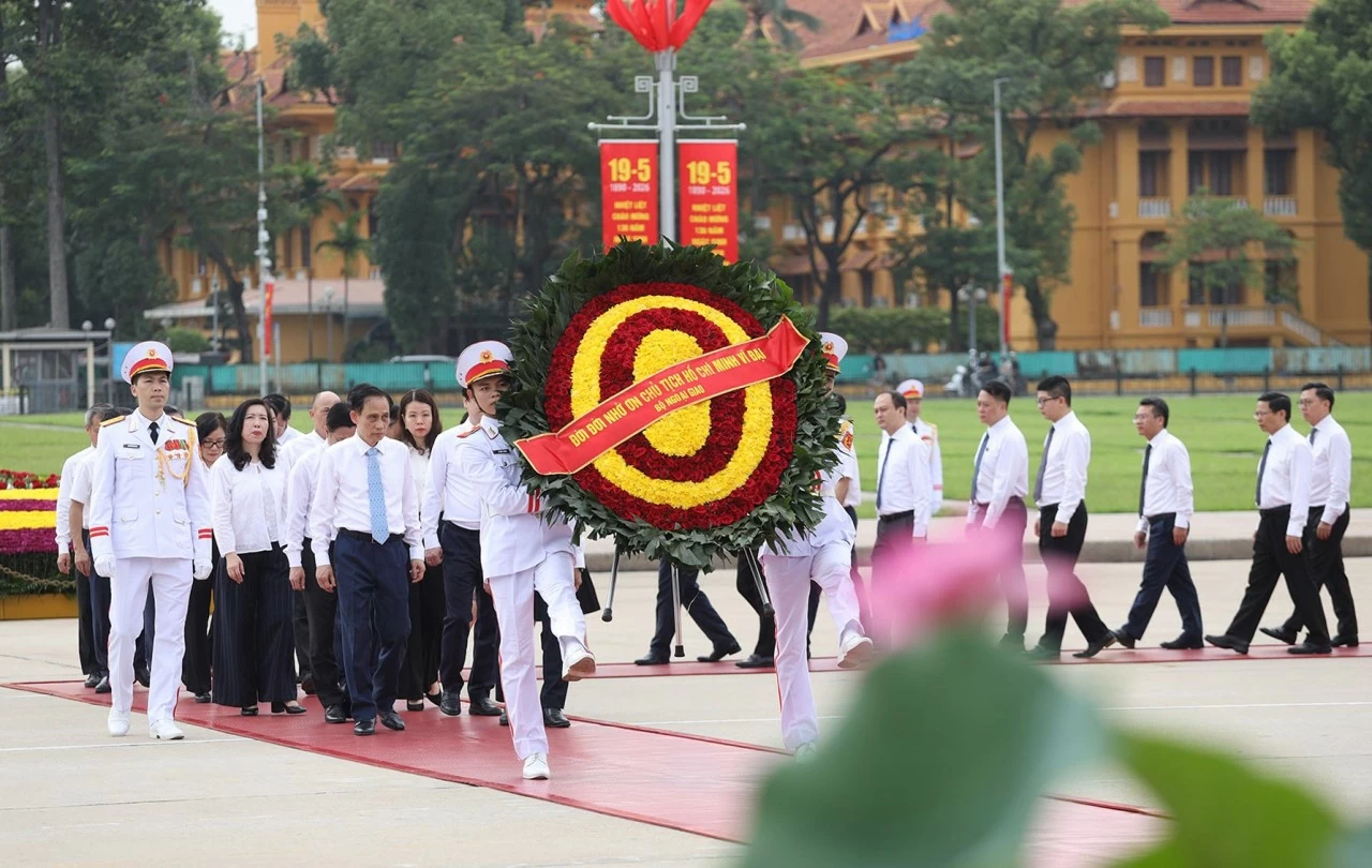 Đoàn đại biểu Bộ Ngoại giao đã đặt vòng hoa, vào Lăng viếng Chủ tịch Hồ Chí Minh Nhân dịp kỷ niệm 136 năm Ngày sinh Chủ tịch Hồ Chí Minh (19/5/1890-19/5/2026). (Ảnh: Thành Long)