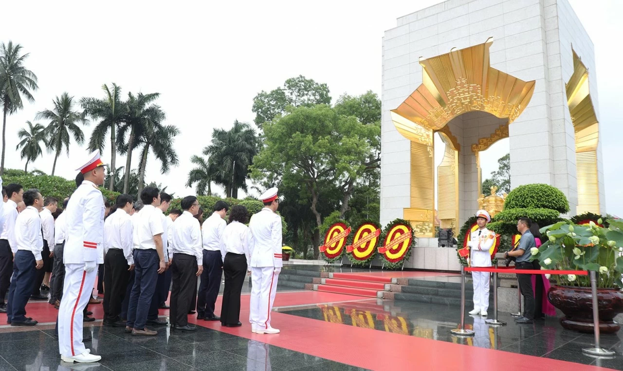 Tại Đài Tưởng niệm các Anh hùng liệt sĩ, Đoàn đại biểu Bộ Ngoại giao dâng hương, tưởng niệm các Anh hùng liệt sĩ. (Ảnh: Thành Long)