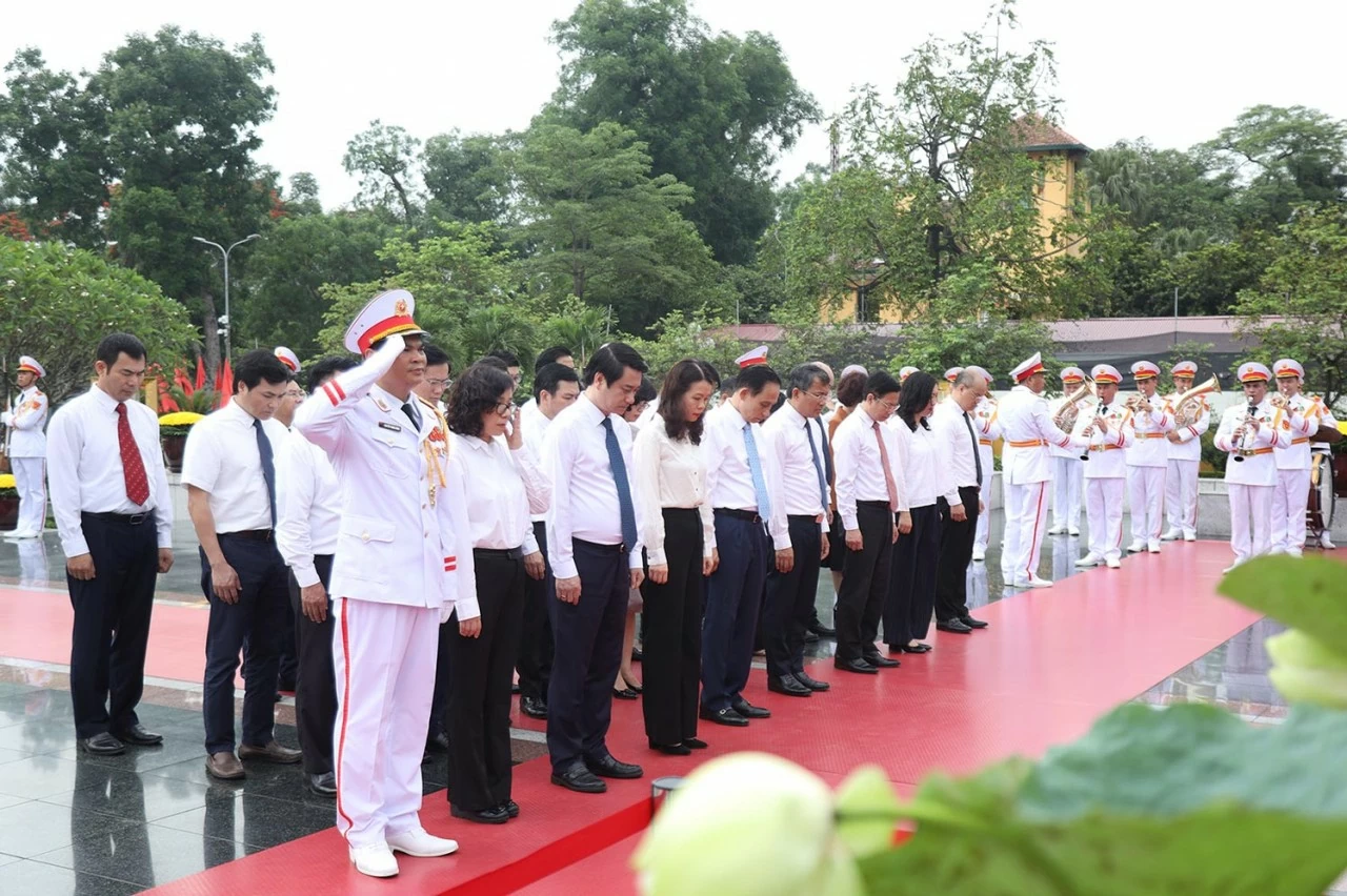 Trong không khí trang nghiêm, Đoàn đại biểu Bộ Ngoại giao tưởng nhớ những người con ưu tú của dân tộc đã không tiếc máu xương, dũng cảm chiến đấu, hy sinh vì sự nghiệp đấu tranh giải phóng dân tộc, vì độc lập, tự do của Tổ quốc. (Ảnh: Thành Long)