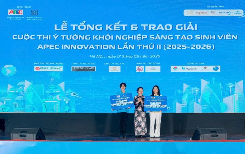 GS.TS Nguyễn Thị Doan - nguyên Ủy viên Trung ương Đảng, nguyên Phó Chủ tịch nước, Chủ tịch Hội Khuyến học Việt Nam đại diện BTC trao hai suất tham gia chương trình thuyết trình và giao lưu tại Đại học Fullerton (Mỹ) GS.TS Nguyễn Thị Doan - nguyên Ủy viên Trung ương Đảng, nguyên Phó Chủ tịch nước, Chủ tịch Hội Khuyến học Việt Nam đại diện BTC trao hai suất tham gia chương trình thuyết trình và giao lưu tại Đại học Fullerton (Mỹ)