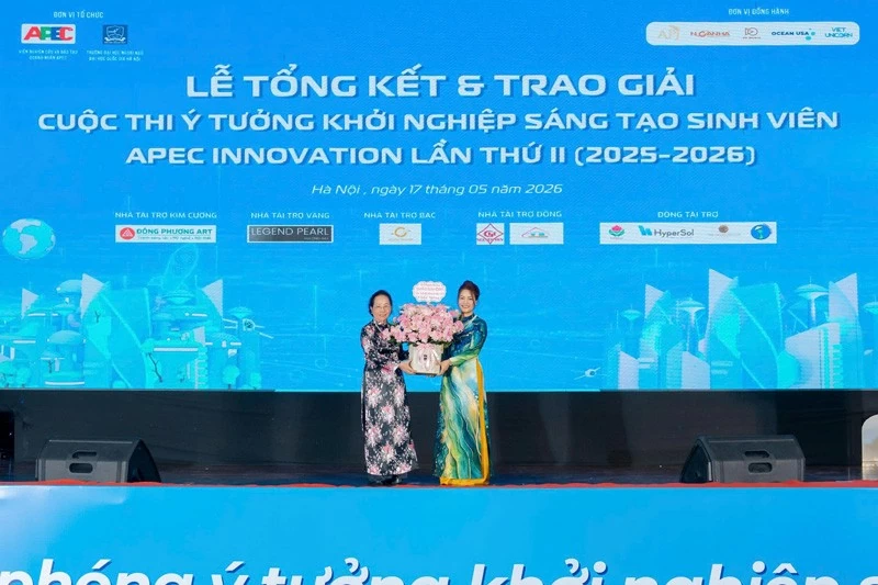GS.TS Nguyễn Thị Doan - Nguyên Ủy viên Trung ương Đảng, nguyên Phó Chủ tịch nước, Chủ tịch Hội Khuyến học Việt Nam tặng hoa bà Nguyễn Thị Minh Thu trưởng ban tổ chức cuộc thi ý tưởng khởi nghiệp sáng tạo sinh viên Apec innovation lần thứ II. GS.TS Nguyễn Thị Doan - Nguyên Ủy viên Trung ương Đảng, nguyên Phó Chủ tịch nước, Chủ tịch Hội Khuyến học Việt Nam tặng hoa bà Nguyễn Thị Minh Thu trưởng ban tổ chức cuộc thi ý tưởng khởi nghiệp sáng tạo sinh viên Apec innovation lần thứ II.