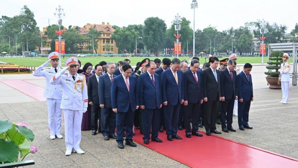Lãnh đạo Đảng, Nhà nước vào Lăng viếng Chủ tịch Hồ Chí Minh nhân Kỷ niệm 136 năm Ngày sinh của Người
