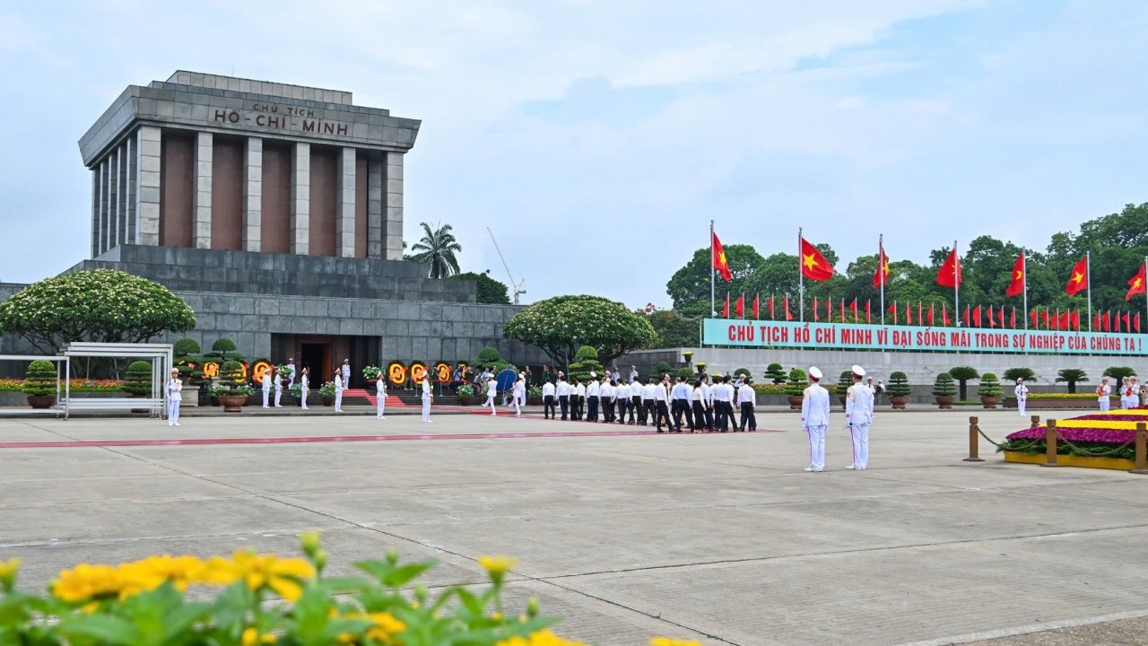 Đoàn đại biểu Bộ Ngoại giao vào Lăng viếng Chủ tịch Hồ Chí Minh nhân kỷ niệm 136 năm ngày sinh của Người