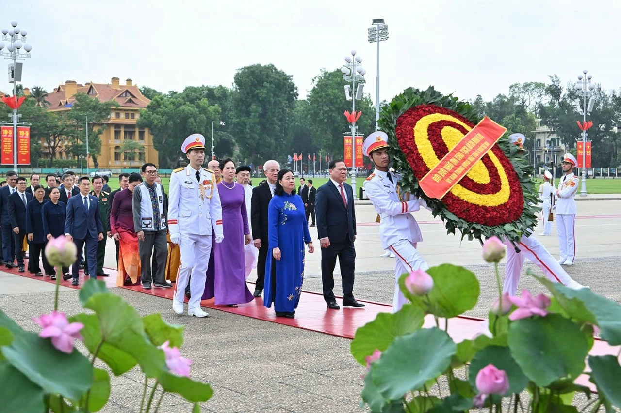 Đoàn đại biểu Ủy ban Trung ương Mặt trận Tổ quốc Việt Nam vào Lăng viếng Bác. (Ảnh: Thành Long)