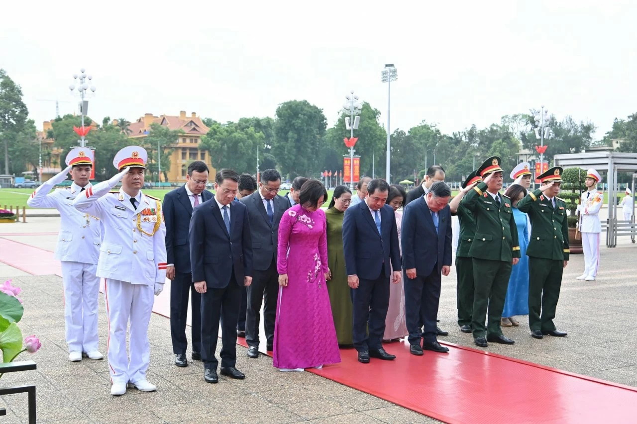 Đoàn đại biểu Thành uỷ, HĐND, UBND TP. Hà Nội viếng Bác. (Ảnh: Thành Long)