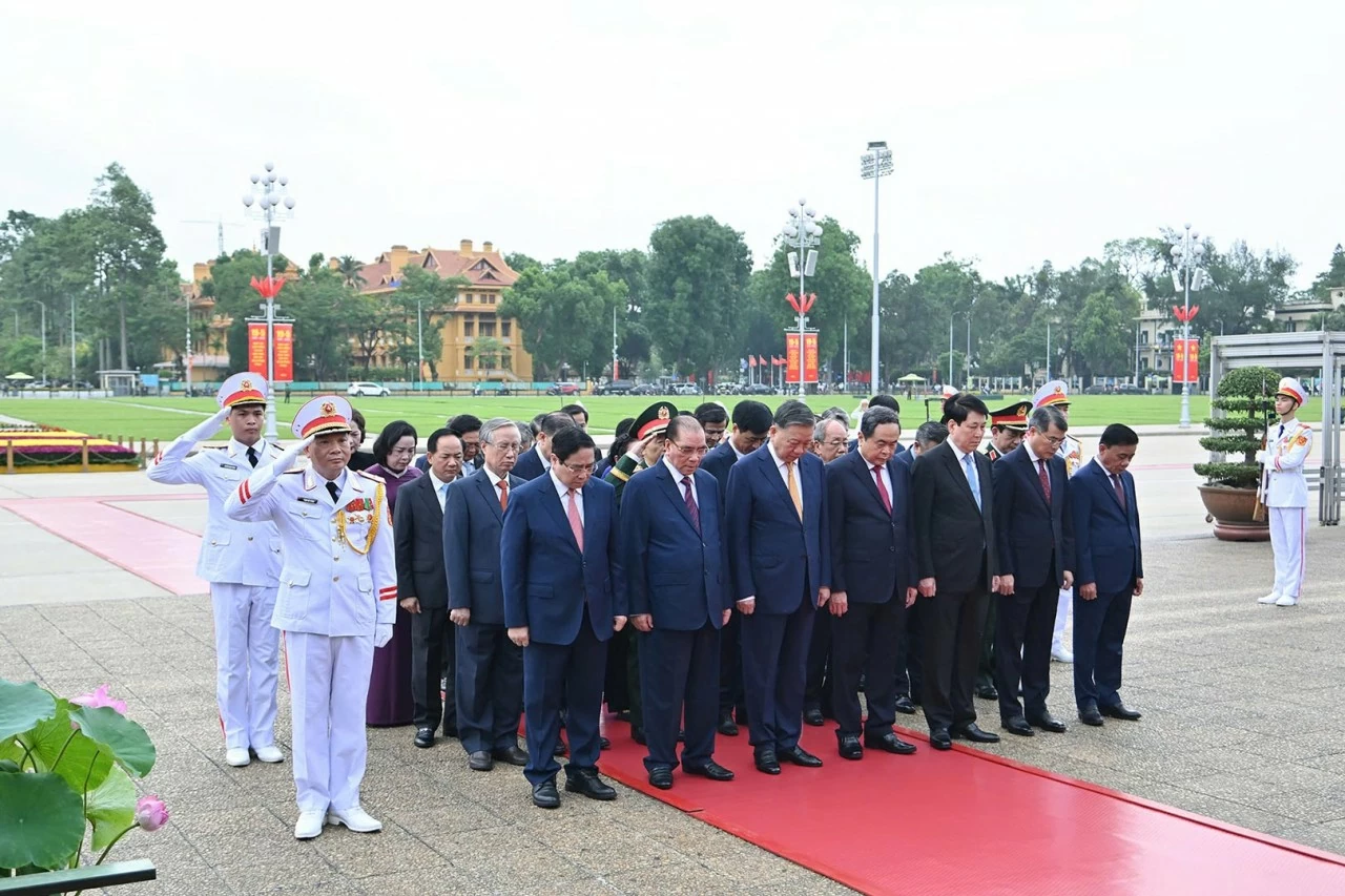 Đoàn đại biểu lãnh đạo, nguyên lãnh đạo Đảng, Nhà nước do Tổng Bí thư, Chủ tịch nước Tô Lâm dẫn đầu thành kính tưởng niệm Chủ tịch Hồ Chí Minh. (Ảnh: Thành Long)