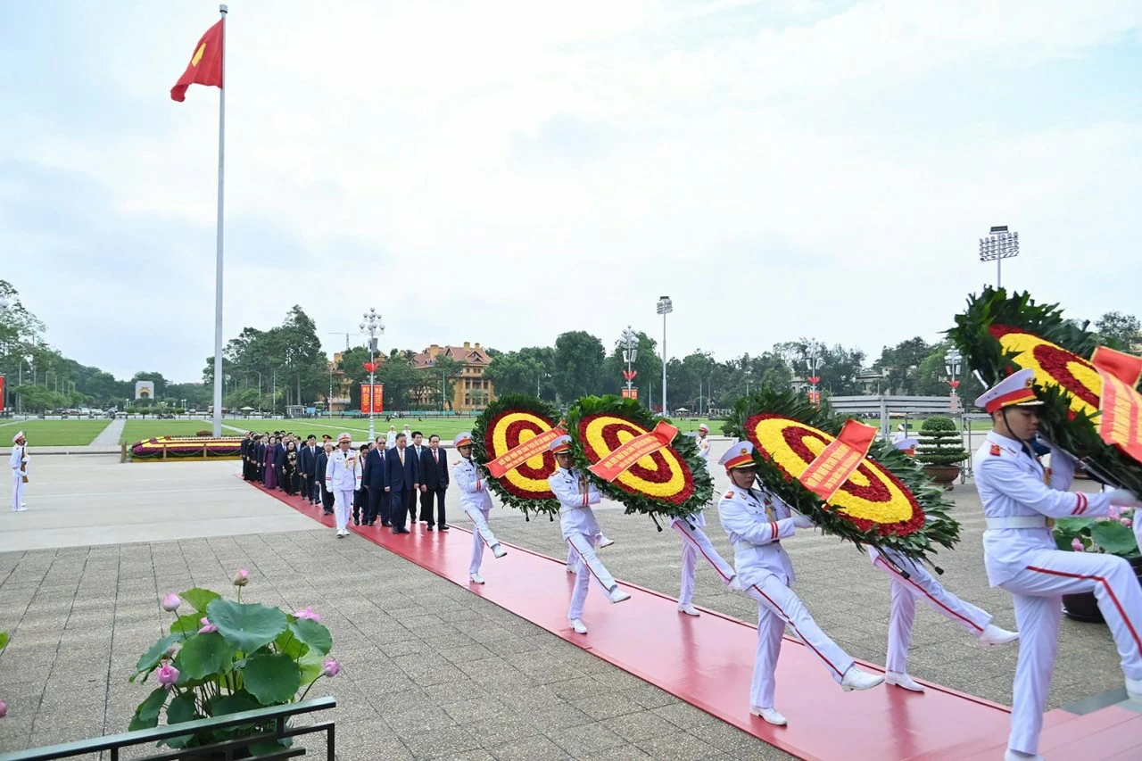 Đoàn đại biểu lãnh đạo, nguyên lãnh đạo Đảng, Nhà nước do Tổng Bí thư, Chủ tịch nước Tô Lâm dẫn đầu đến đặt vòng hoa và vào Lăng viếng Chủ tịch Hồ Chí Minh. (Ảnh: Thành Long)