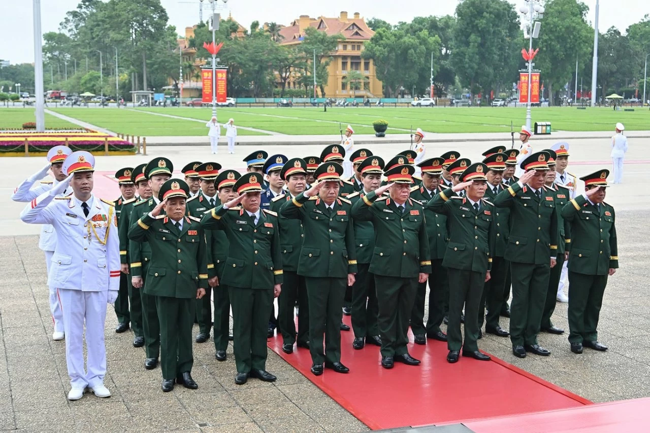 Đoàn đại biểu Quân ủy Trung ương-Bộ Quốc phòng vào Lăng viếng Bác. (Ảnh: Thành Long)