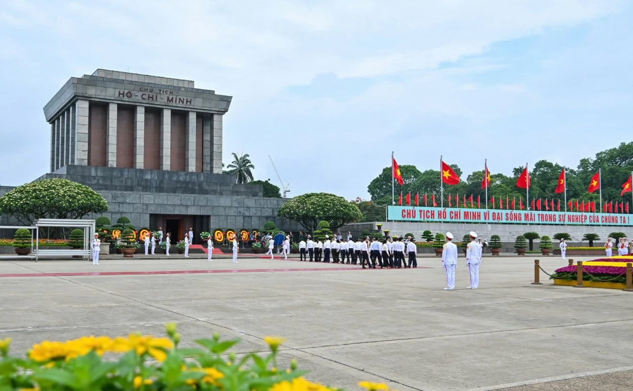 Đoàn đại biểu Bộ Ngoại giao viếng Lăng Chủ tịch Hồ Chí Minh nhân kỷ niệm 136 năm Ngày sinh của Người