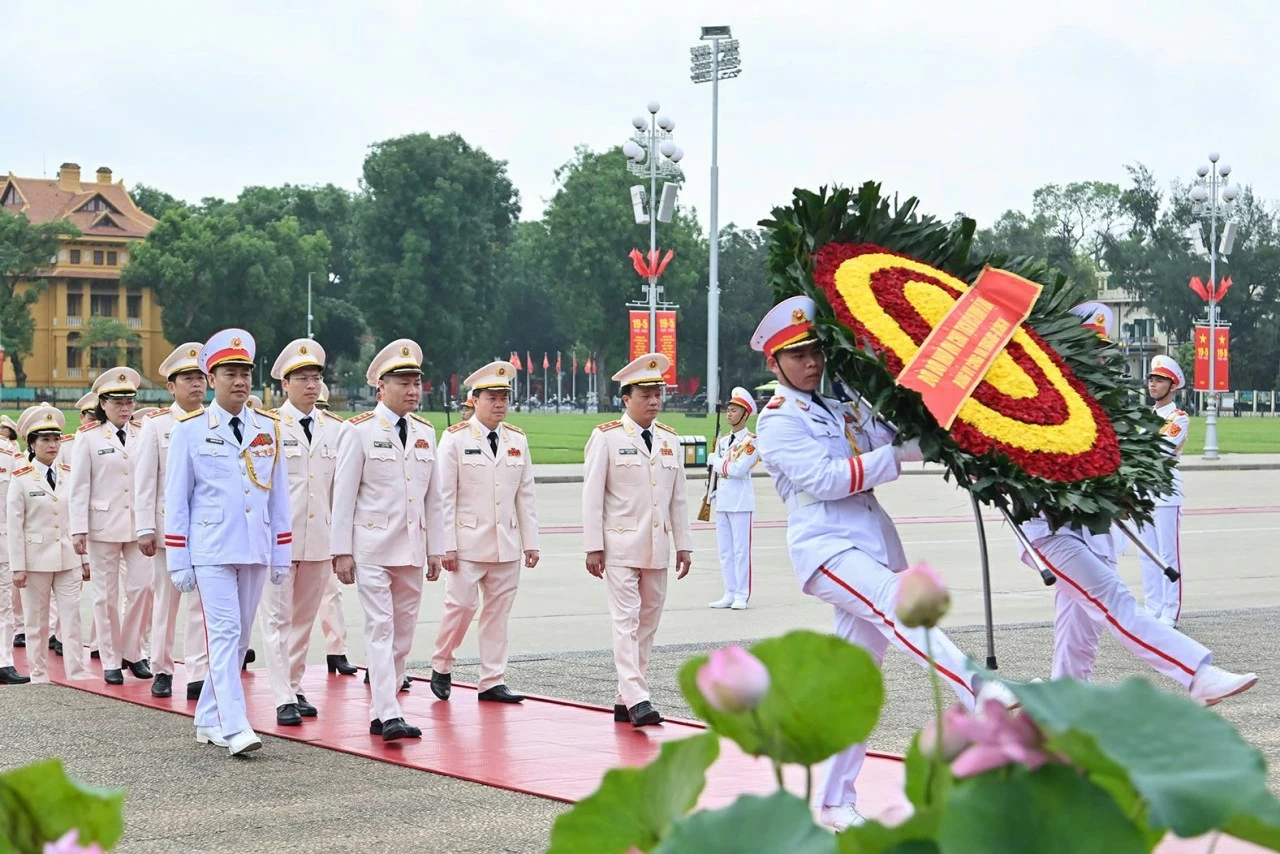 Đoàn đại biểu Đảng ủy Công an Trung ương-Bộ Công an vào Lăng viếng Bác. (Ảnh: Thành Long)