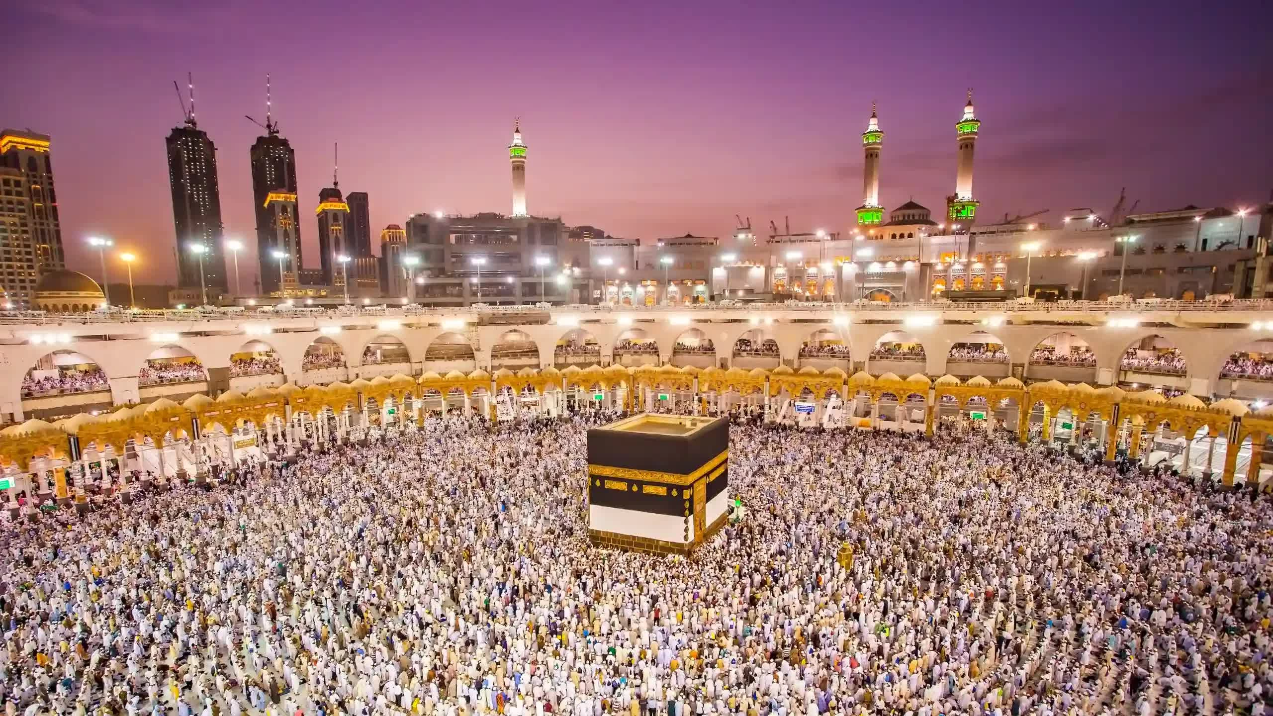 Hàng ngàn tín đồ Hồi giáo tập trung quanh khối lập phương Kaaba bên trong Nhà thờ Hồi giáo Masjid al-Haram tại Mecca, Saudi Arabia, để thực hiện nghi lễ Tawaf trong kỳ đại lễ hành hương Hajj. (Nguồn: Condé Nast Traveller Middle East)