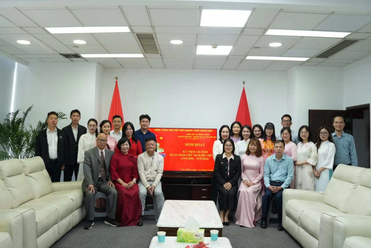 Cộng đồng người Việt tại Vân Nam kỷ niệm 136 năm Ngày sinh Chủ tịch Hồ Chí Minh Cộng đồng người Việt tại Vân Nam kỷ niệm 136 năm Ngày sinh Chủ tịch Hồ Chí Minh