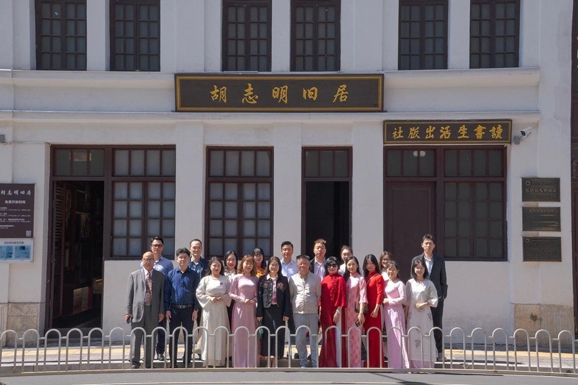 Cộng đồng người Việt tại Vân Nam kỷ niệm 136 năm Ngày sinh Chủ tịch Hồ Chí Minh Cộng đồng người Việt tại Vân Nam kỷ niệm 136 năm Ngày sinh Chủ tịch Hồ Chí Minh