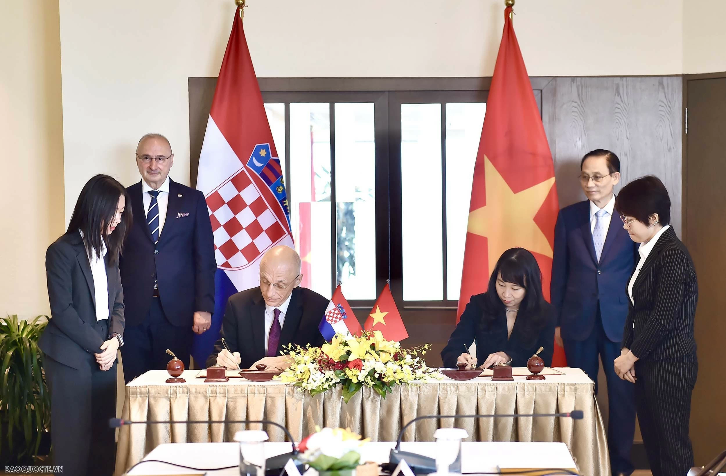 Bộ trưởng Lê Hoài Trung và Bộ trưởng Gordan Grlić Radman chứng kiến lễ ký Bản ghi nhớ hợp tác giữa Học viện Ngoại giao Việt Nam và Học viện Ngoại giao Croatia.