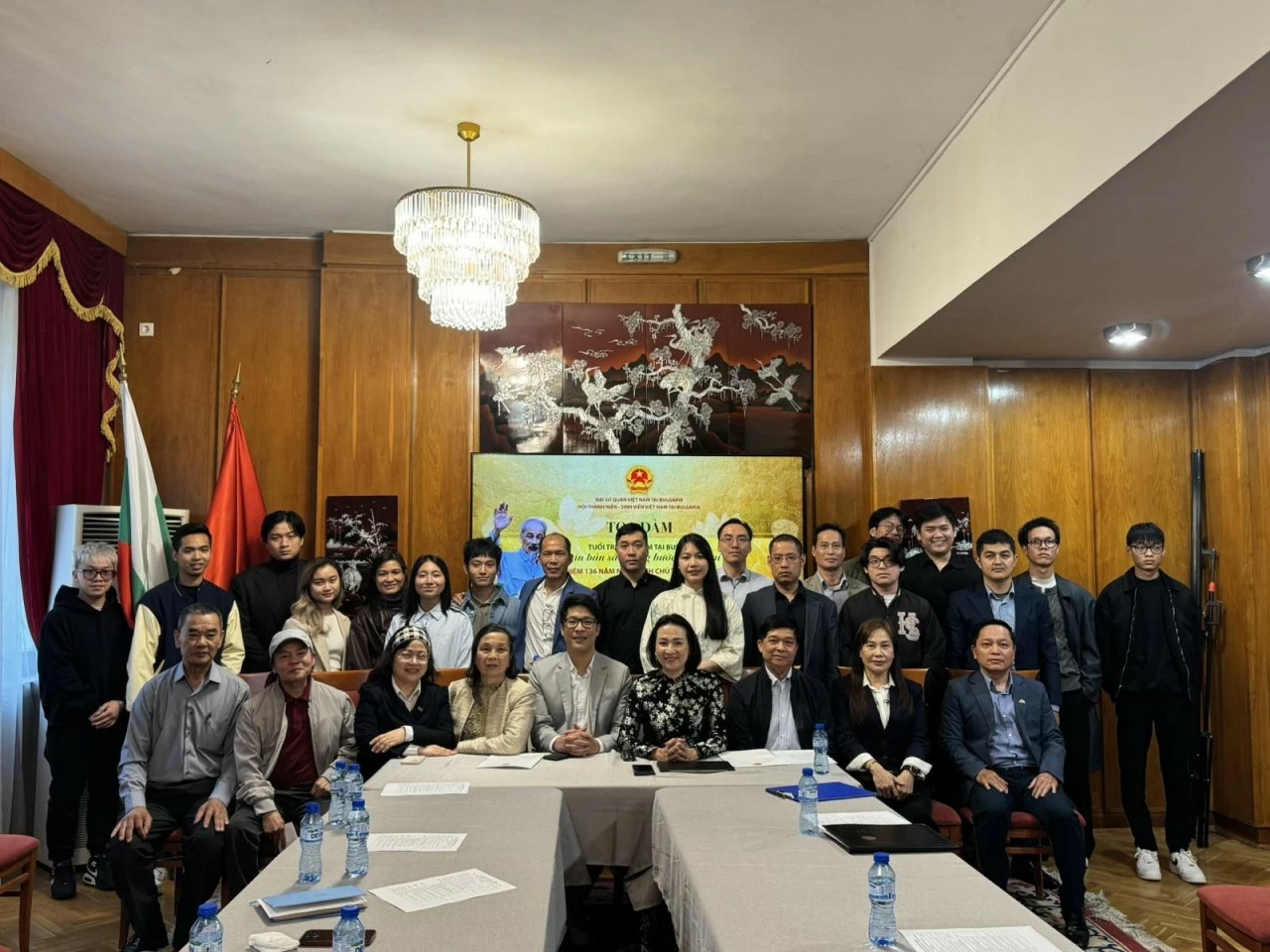 Đại biểu, thanh niên và sinh viên Việt Nam tại Bulgaria chụp ảnh lưu niệm trong khuôn khổ tọa đàm “Tuổi trẻ Việt Nam tại Bulgaria: Giữ gìn bản sắc - Vững bước tương lai”.