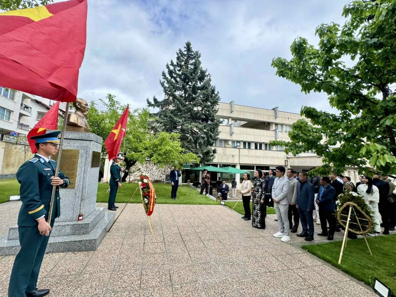 Các đại biểu dâng hoa, tưởng niệm Chủ tịch Hồ Chí Minh tại tượng đài của Người ở Bulgaria nhân kỷ niệm 136 năm Ngày sinh Chủ tịch Hồ Chí Minh.