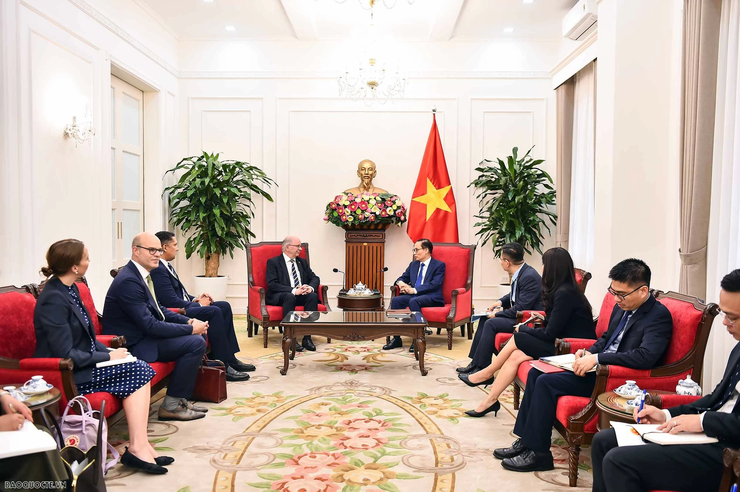 Bộ trưởng Ngoại giao Lê Hoài Trung tiếp Quốc vụ khanh Bộ Ngoại giao Thụy Điển